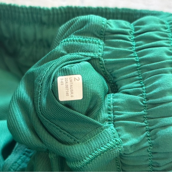 Lululemon Women's Athletic Shorts Hotty Hot Low-Rise Lined short 2.5” - Picture 4 of 4